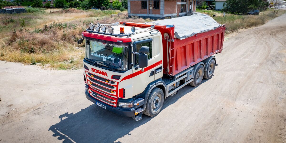Самосвал Scania, натоварен с инертен материал
